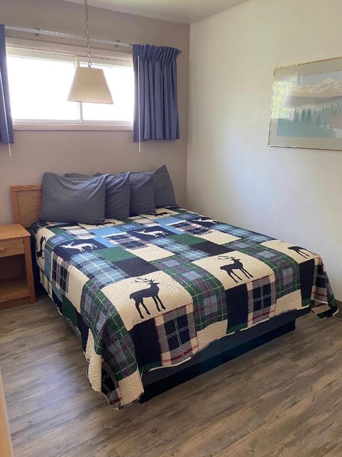 Deer Lodge Motel Сандэнс Экстерьер фото