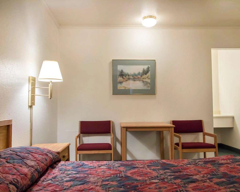 Deer Lodge Motel Сандэнс Номер фото